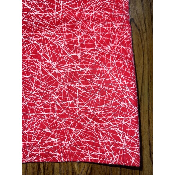 Flannel Fabric - 44" X 1 Yard - Red And White Abstract/webbed/crackled Design - Picture 1 of 4